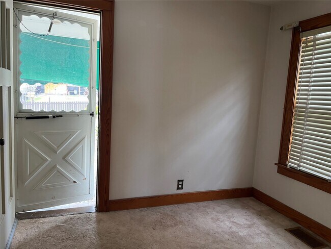 Building Photo - 124 Squires Ave