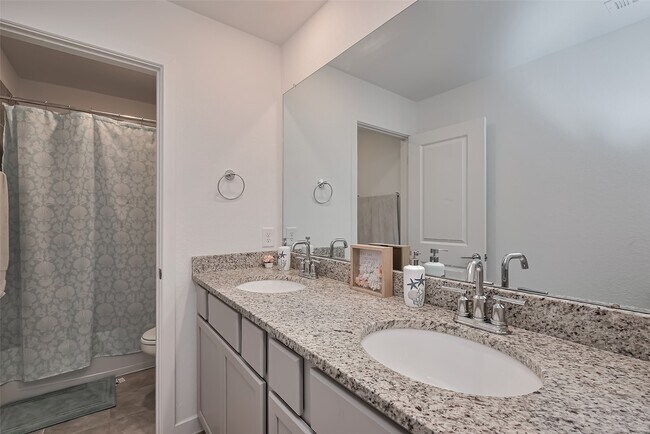 Building Photo - 21611 Shadowbrook Birch Dr