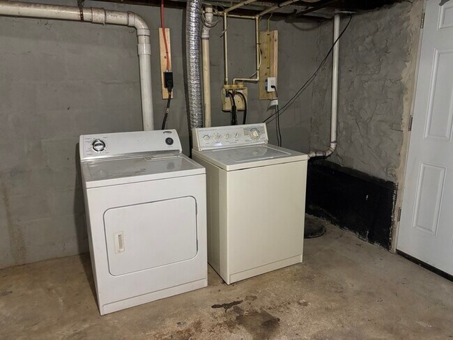 Building Photo - 3 Bedroom Townhome, 21206