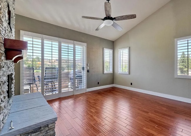 Building Photo - Three Story Townhome Overlooking Singing H...