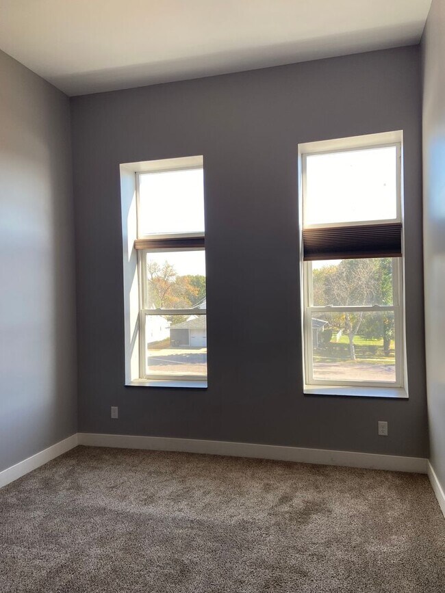 Building Photo - 122 S Main St