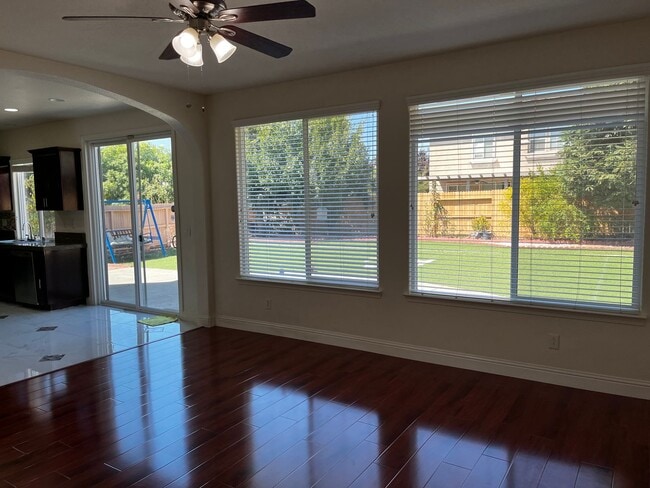 Building Photo - Executive 4 Bedroom, 2.5 Bathroom 2100 Sqf...