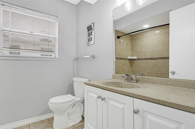 Building Photo - 1014 Robinson St