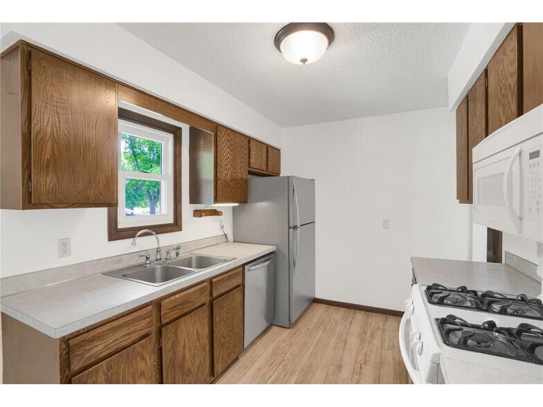 Building Photo - 9937 Deerwood Ln N