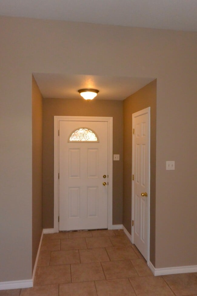 Building Photo - AVAILABLE NOW Single Family Home 3/2/2