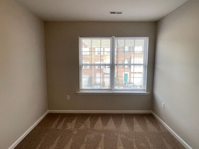 Building Photo - UPDATED TOWNHOUSE IN FREDERICKSBURG - CLOS...