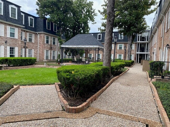 Building Photo - 351 N Post Oak Ln