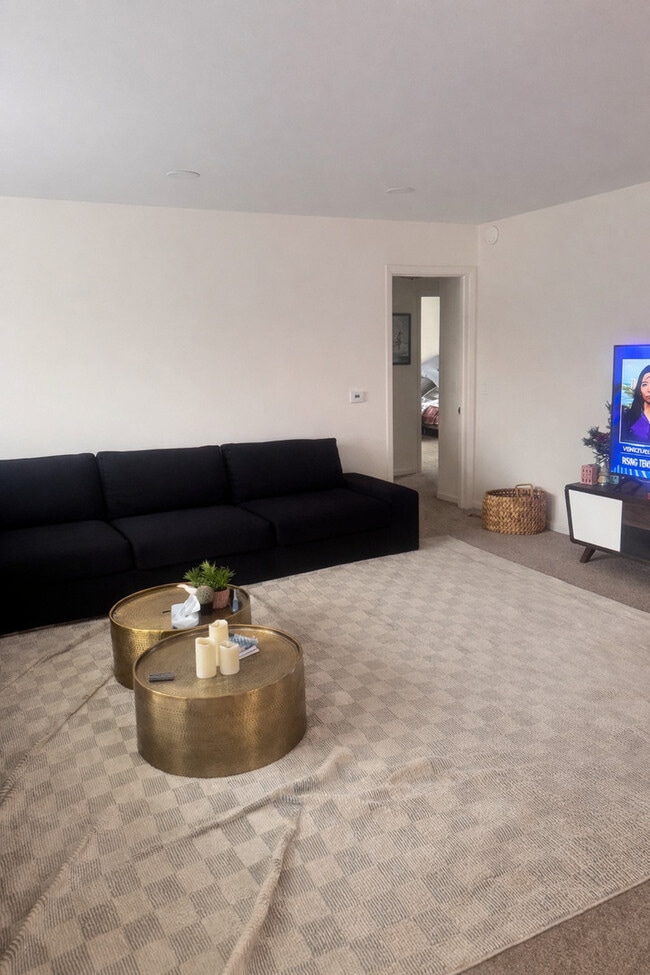 Building Photo - 580 Ivy Ct