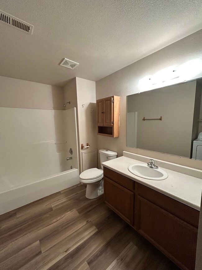 Building Photo - Split Level Townhouse