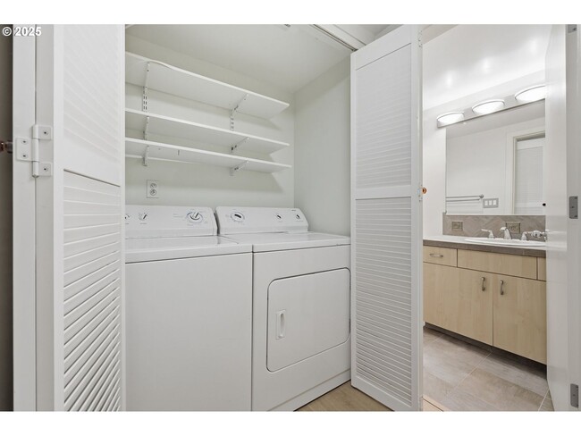 Building Photo - Rare 2 Bed 2 Bath + Loft Quintet Condo with Resort-Style Living in Portland’s West Hills