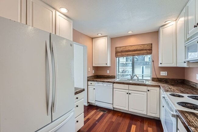Building Photo - Beautiful Home in Aurora Available now! 2/2