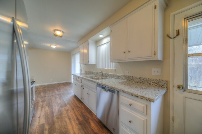 Building Photo - 41084 Beachwood Ave