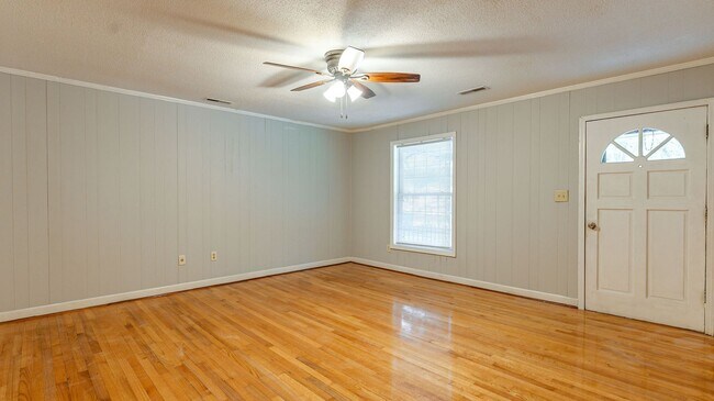 Building Photo - 3 Bedroom 1.5 Bath House in Hobcaw Point -...