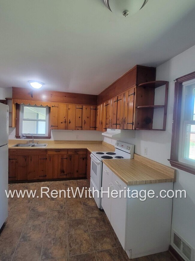 Building Photo - GRAMPA'S BUNGELOW - AWESOME BRICK RANCH WITH FULL UNFINISHED BASEMENT / GREAT LOCATION