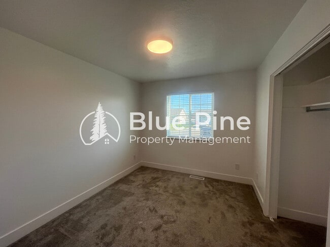 Building Photo - 3829 E Lorna Ave