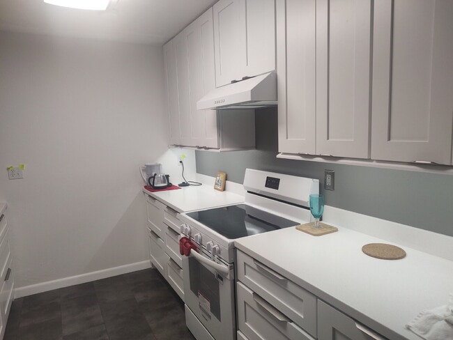 Building Photo - "$200 move in Special. Quite and Peaceful ...