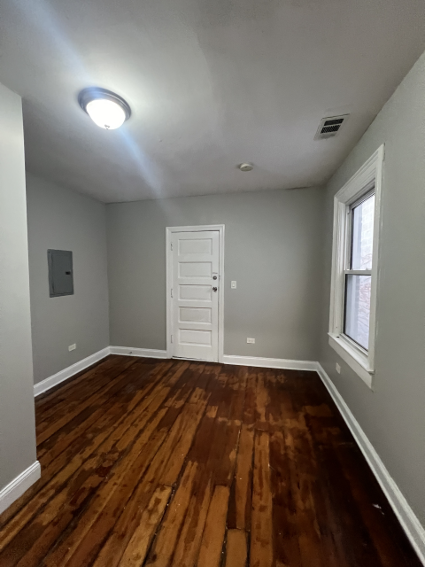 Building Photo - 3 bedroom in Chicago IL 60608