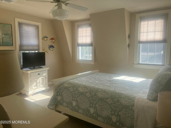 Building Photo - 327 Woodland Ave