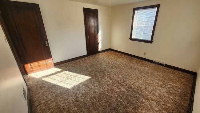 Building Photo - 2 Bedroom, 1 Bathroom Duplex Available Wit...