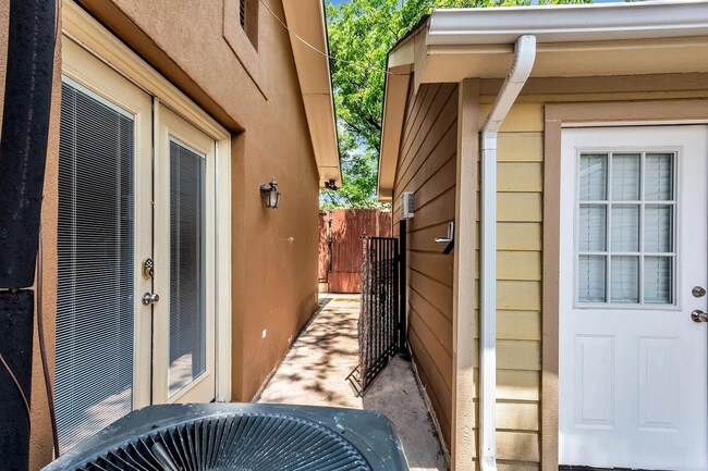 Building Photo - 2351 Longhorn St