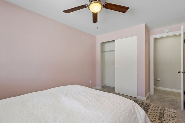 Building Photo - 3BR/2.5BA Townhouse in Courtyard Condos