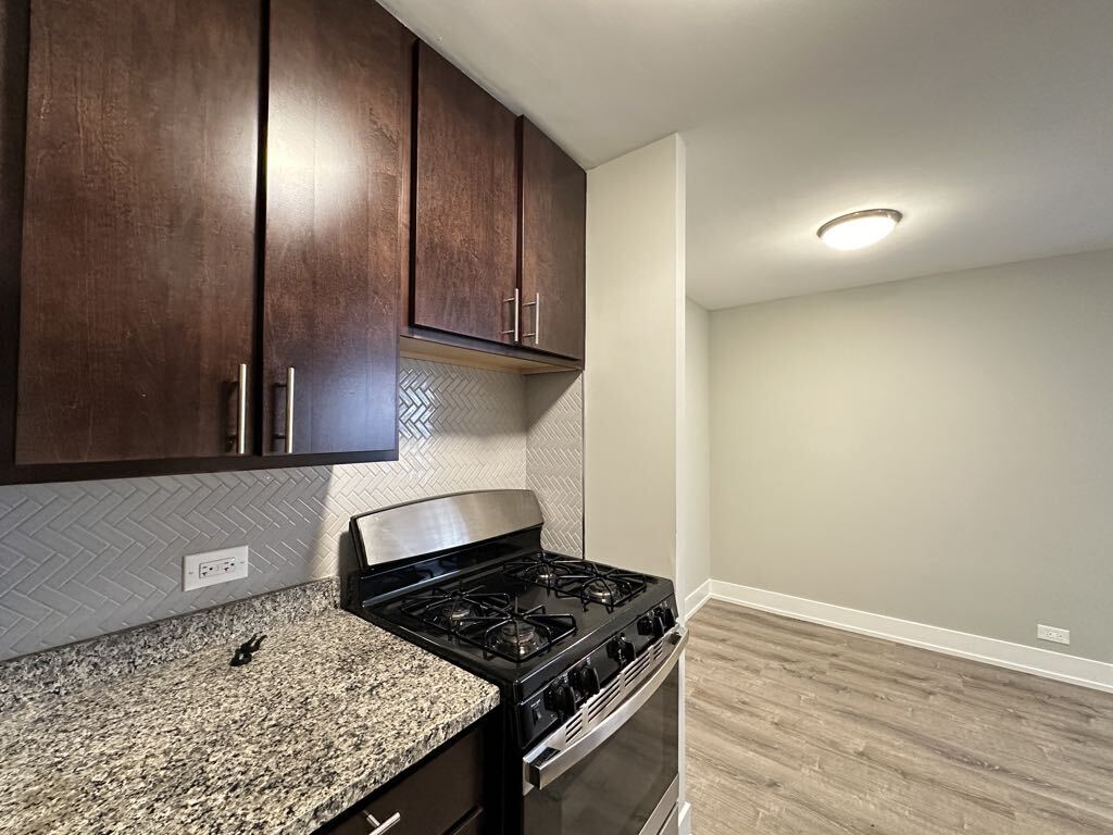 Building Photo - 535 W Surf St