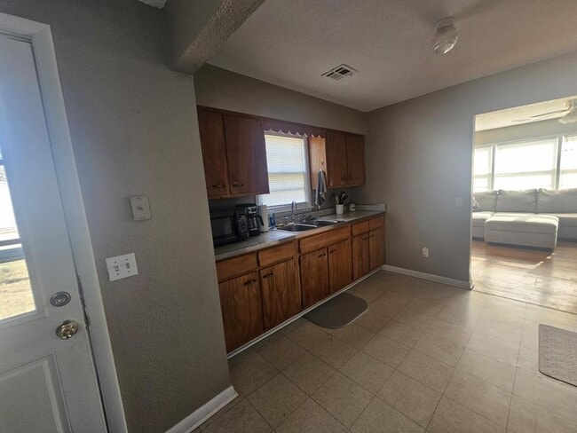 Building Photo - 504 Baker St