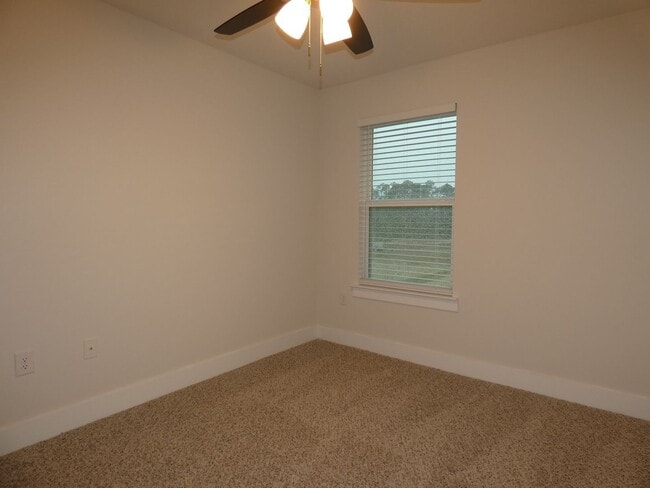 Building Photo - Stunning Townhome - End Unit