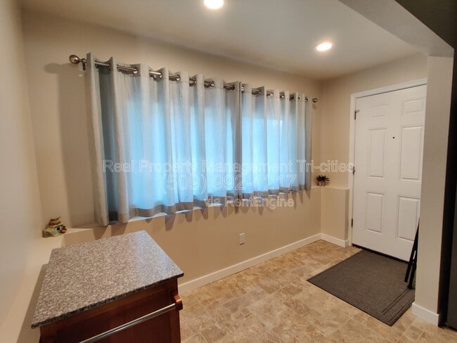 Building Photo - 44102 Dimmick Rd