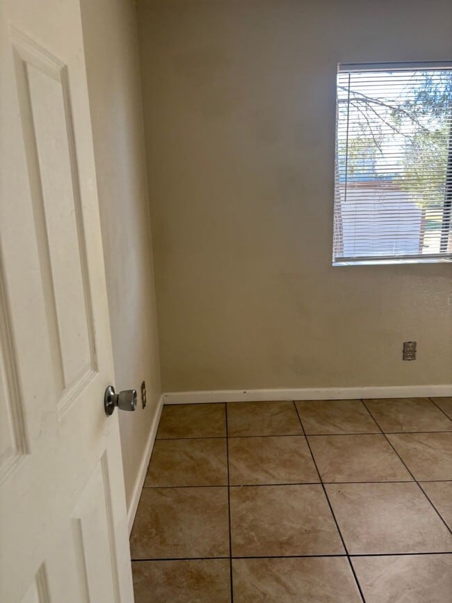 Building Photo - Great Condo in Great Area