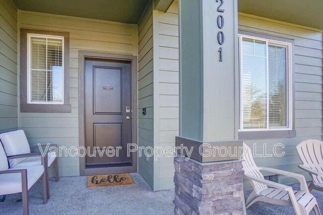 Building Photo - 2001 NE 4 Seasons Ln