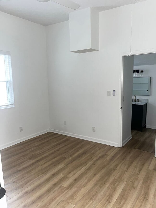 Building Photo - Two Bed, Two Bath Home on Wilmington Island