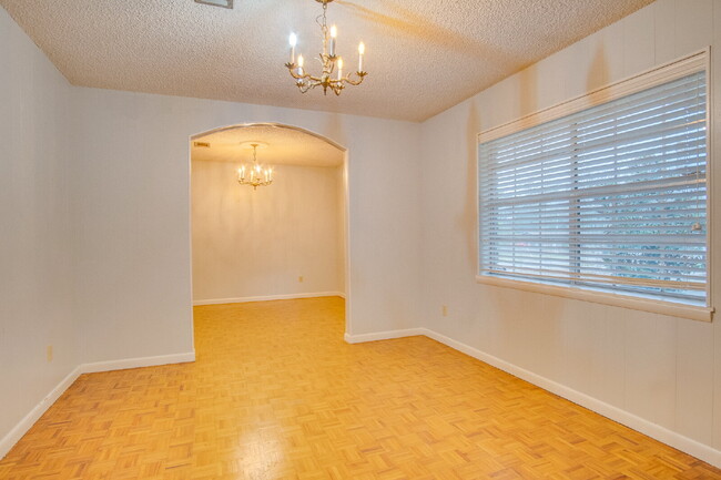 Building Photo - Beautiful 3BR Home in North Hill – Special: ½ Off Deposit for Active-Duty Military!