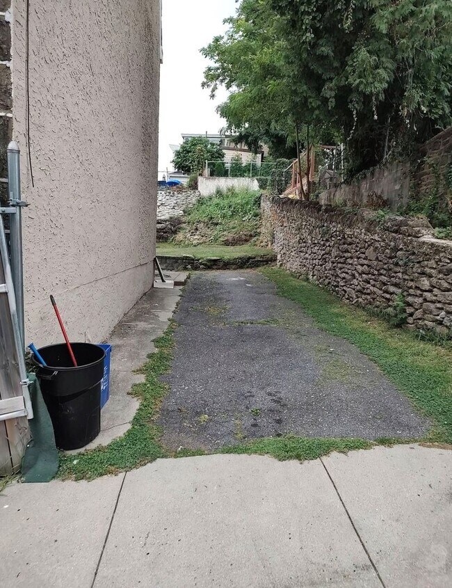 Building Photo - Newly Renovated 3-Bed/2.5-Bath Townhouse in Manayunk! Three Parking Spots Included!