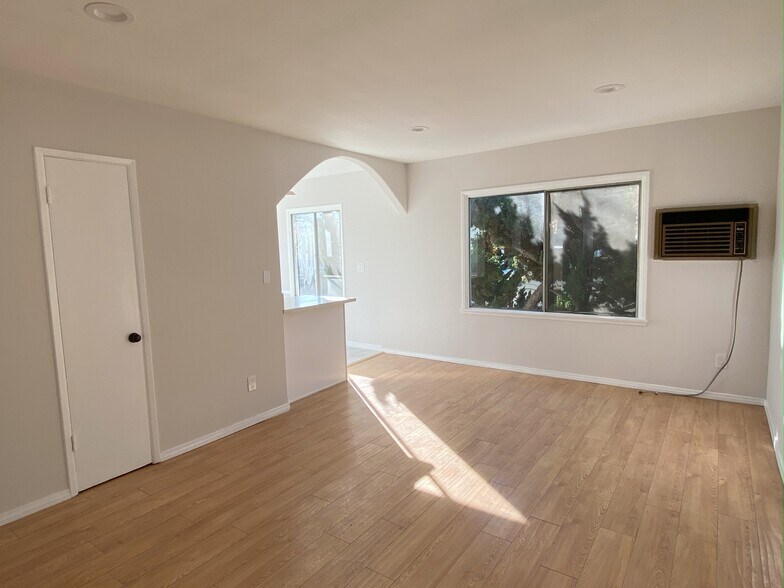 Building Photo - 12641 Vanowen St