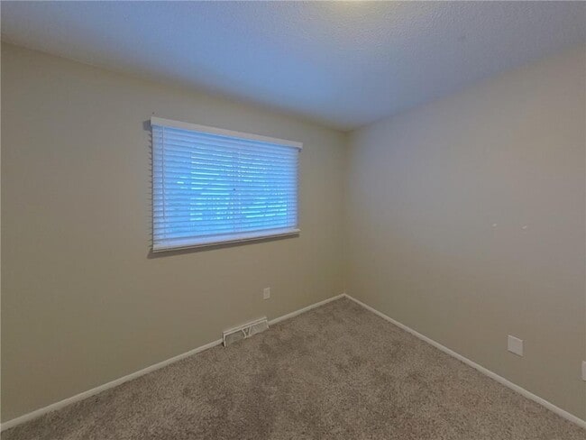 Building Photo - 13101 Thomas Ave