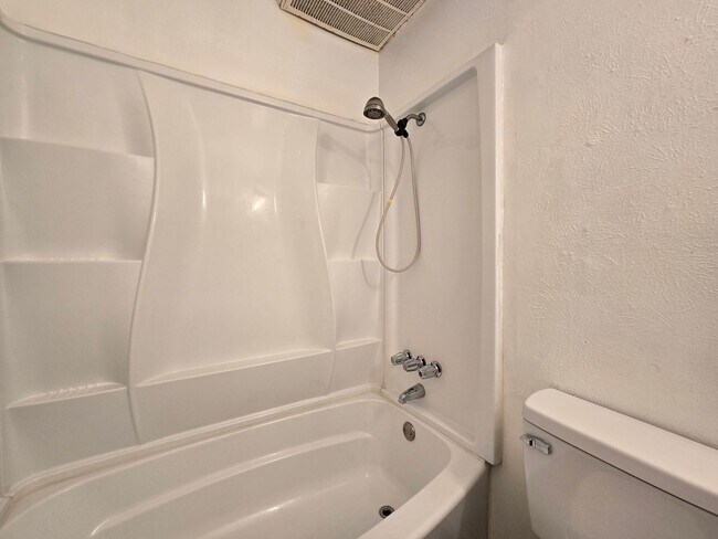Building Photo - SECTION 8 ACCEPTED - WATER INCLUDED - AVAI...