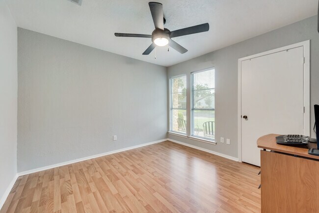 Building Photo - 1006 Walnut Pl