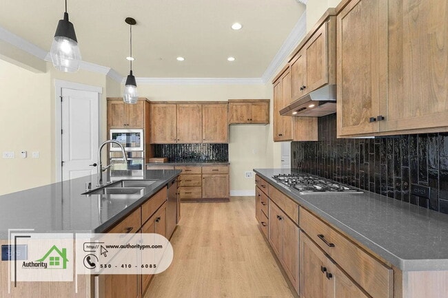 Building Photo - 2856 River Dr