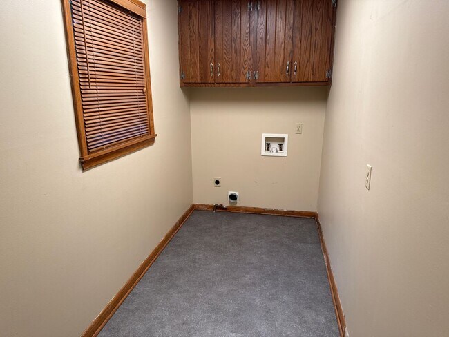 Building Photo - 3 Bedrooms! 2 Bath! Kickapoo Schools! Vill...