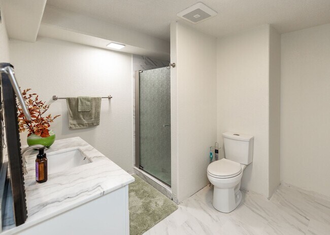 Building Photo - Spacious 5 Bedroom in D20 centrally located
