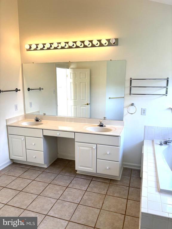 Building Photo - 11117 Innsbrook Way