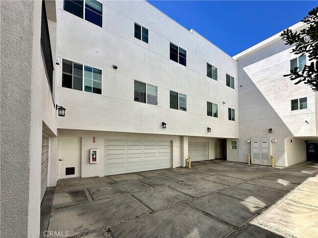 Building Photo - 14019 Vanowen St