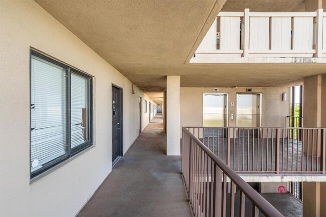 Building Photo - 2200 S Cypress Bend Dr