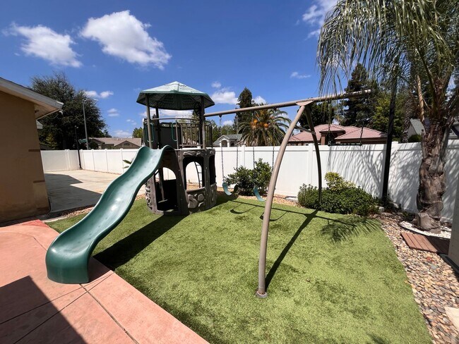 Building Photo - Beautiful 3 Bedroom 2 Bath Home with SOLAR...