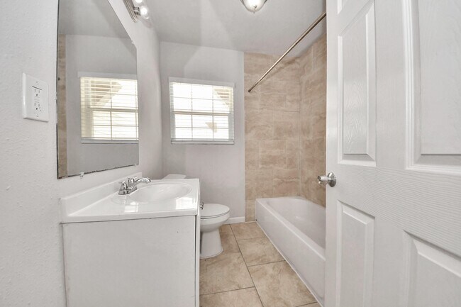 Building Photo - 7504 Elm St