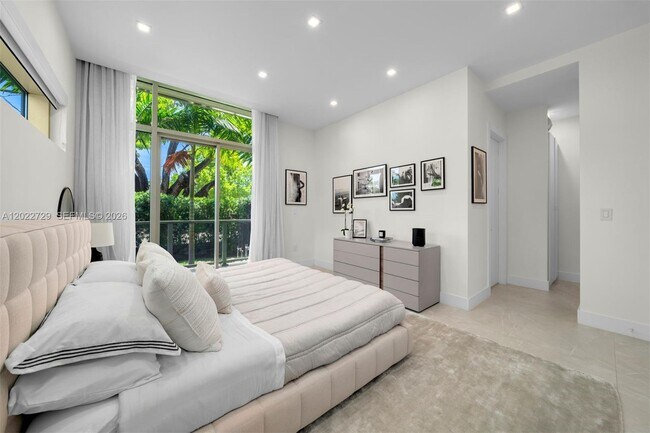 Building Photo - West 47th Street, Miami Beach, FL 33140 - 5 BR 5 BA single-family home