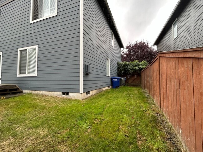 Building Photo - Beautiful 4 bd 2.5 bath w/ 2-car Garage Ho...