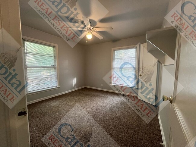 Building Photo - Charming 3 Bedroom