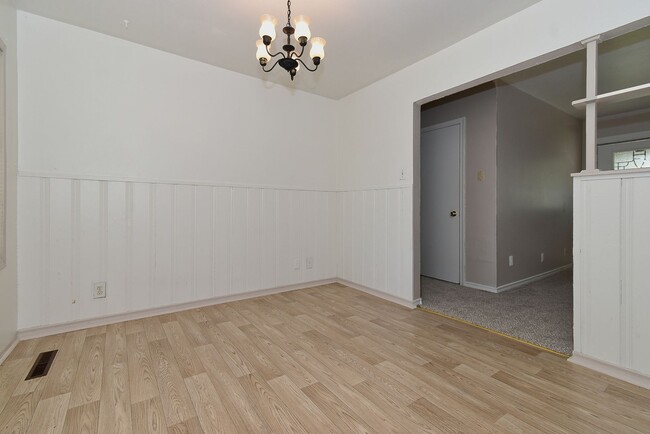 Building Photo - 1304 Skyline Dr